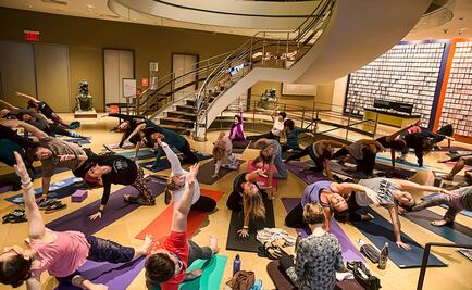 Museos ofrecen yoga para acompañar el arte