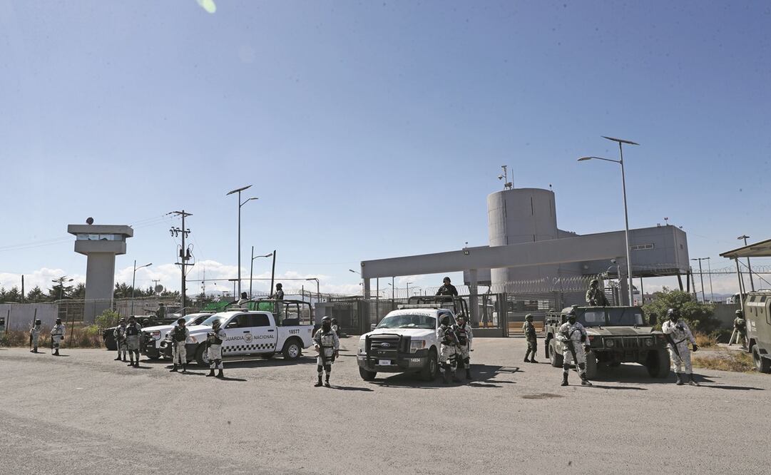 Elementos del Ejército Mexicano y la Guardia Nacional mantienen vigilancia en el penal de El Altiplano. Foto: Jorge Alvarado / EL UNIVERSAL