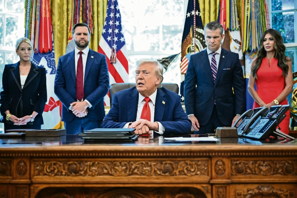 Donald Trump con (de izq. a der.) la fiscal Pam Bondi, el vicepresidente JD Vance, el secretario de Guerra Pete Hegseth y la secretaría de Seguridad Nacional, Kristi Noem. Foto: Mandel Ngan /  AFP