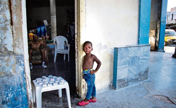 Un niño cubano, afuera de una casa en Cuba. FOTO: ESPECIAL