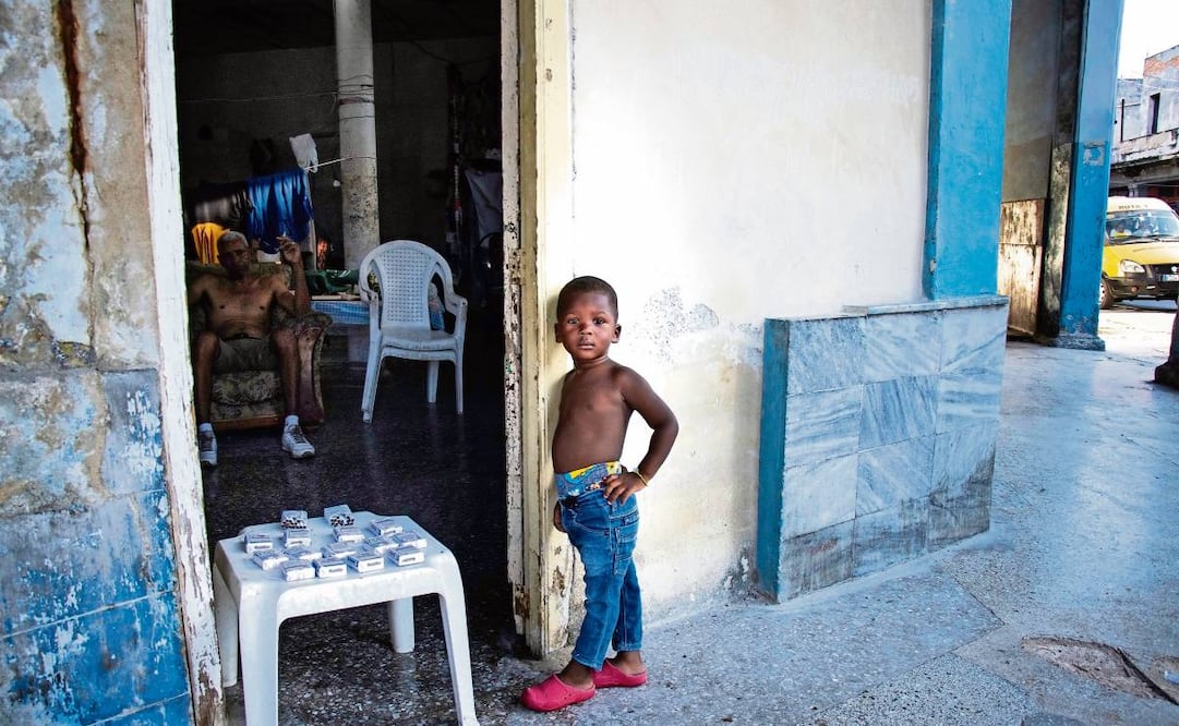 Un niño cubano, afuera de una casa en Cuba. FOTO: ESPECIAL