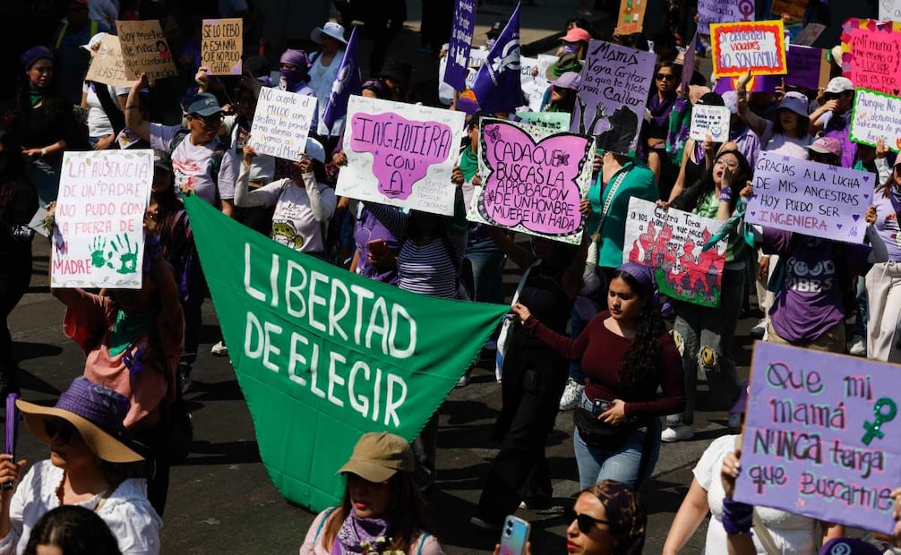 Carteles y consignas durante la marcha por el Día Internacional de la Mujer en la CDMX este domingo 8 de Marzo de 2026. Foto: Diego Simón Sánchez/ EL UNIVERSAL
