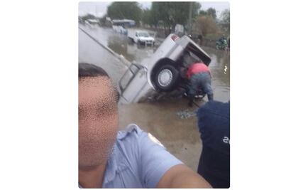 Policía de Tránsito se toma selfie durante accidente por lluvias en Guanajuato