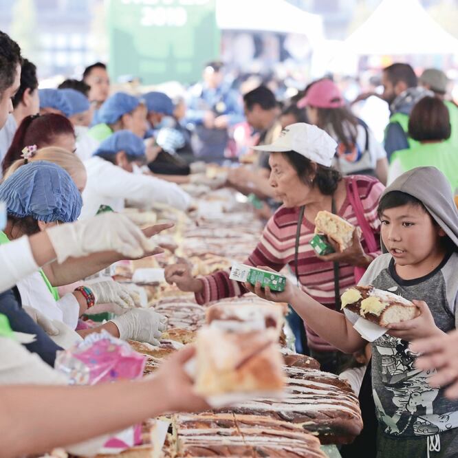 Desde las 14:00 horas las piezas de pan dulce fueron regaladas; más tarde el Gobierno central entregó, en 34 puntos de calle, comedores públicos y Centros de Asistencia e Integración Social, otros 2 mil tramos de Rosca de Reyes. LUIS CORTÉS. EL UNIVERSAL