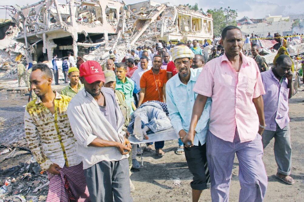 Decenas de somalíes continuaban ayer los trabajos de búsqueda alrededor de algunos de los edificios que colapsaron tras el atentado registrado el sábado, que ha dejado al menos 231 muertos y 275 heridos (FARAH ABDI WARSAMEH. AP)