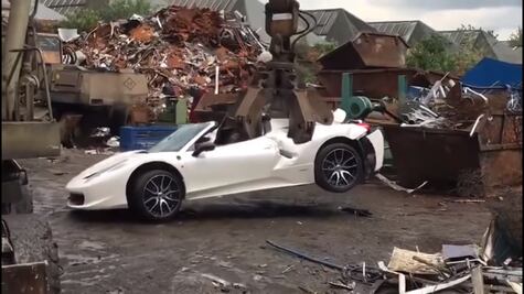 Ladrón demanda a la policía por destruir su Ferrari