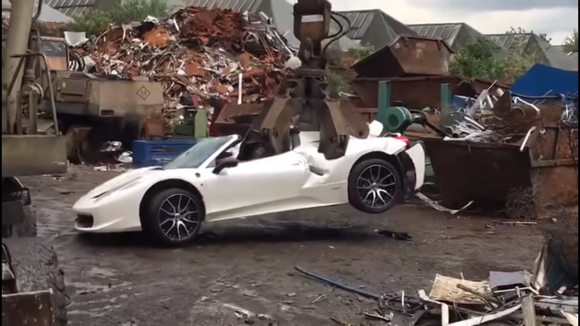 Ladrón demanda a la policía por destruir su Ferrari