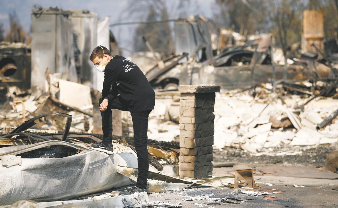 Benjamin Lasker, de 16 años, mira los escombros de lo que sólo hace algunos días era su hogar, el cual fue arrasado por los incendios que se propagaron en Santa Rosa y otras zonas del estado de California. (JAE C. HONG. AP)