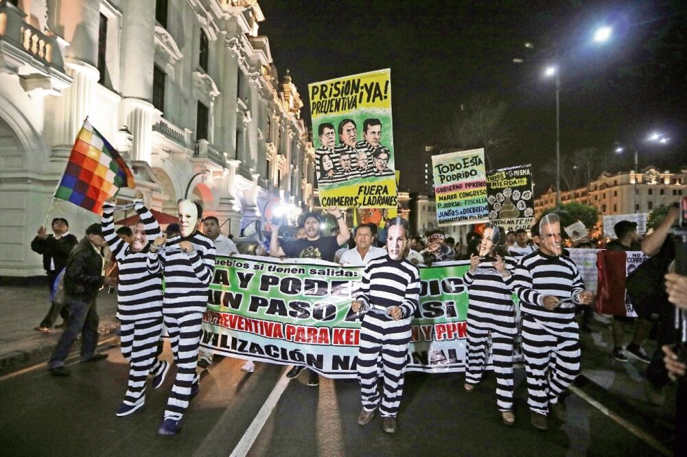 Manifestantes disfrazados de presos y con más caras de ex presidentes peruanos protestaron ayer contra la corrupción en ese país sudamericano (GUADALUPE PARDO. REUTERS)