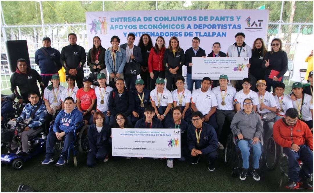 La alcaldesa de Tlalpan, Alfa González Magallanes, encabezó la entrega de 800 uniformes y apoyos económicos a 580 deportistas y atletas. Foto: Especial
