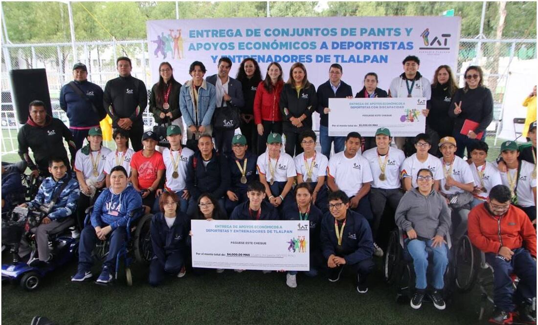 La alcaldesa de Tlalpan, Alfa González Magallanes, encabezó la entrega de 800 uniformes y apoyos económicos a 580 deportistas y atletas. Foto: Especial