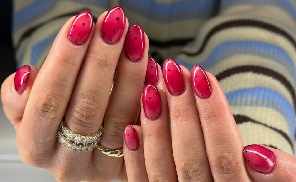 Las uñas con acento "polka dot" llegaron para quedarse. Foto: Instagram @nailswithjennym