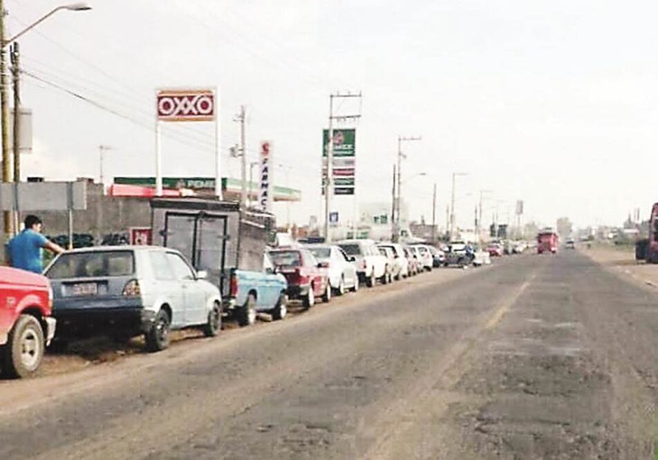 Las largas filas aún permanecen en varios estados con déficit de combustible
