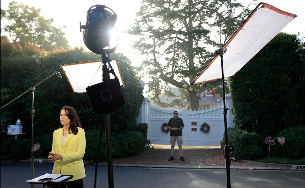 Un reportero trabaja frente a la casa del director Rob Reiner mientras un guardia de seguridad vigila.
FOTO: MARIO TAMA / GETTY IMAGES NORTH AMERICA / Getty Images vía AFP.
