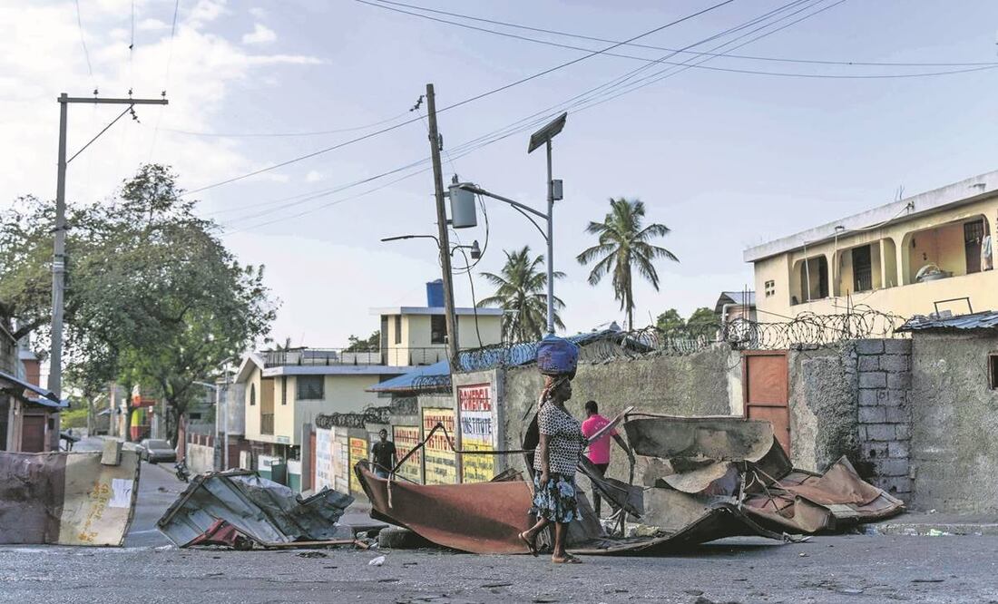 Una haitiana, frente a una carretera bloqueada en medio de la violencia de bandas en Puerto Príncipe. Foto: Richard Pierrin/ AFP