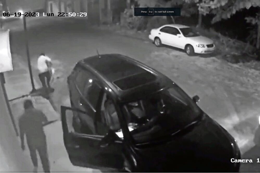 El magistrado fue interceptado antes de entrar a su domicilio. Foto: Tomada de video