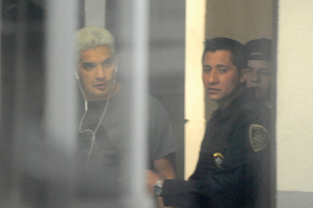 Al notar la presencia de policías capitalinos, el hombre se atrincheró en la habitación donde minutos antes había hecho destrozos. Después de algunos minutos, se entregó a las autoridades (CUARTOSCURO)