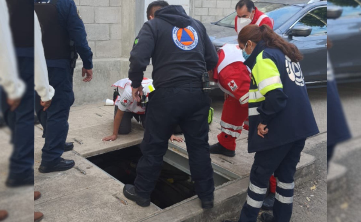 Video. Rescatan a mujer que cayó en coladera en alcaldía Miguel Hidalgo