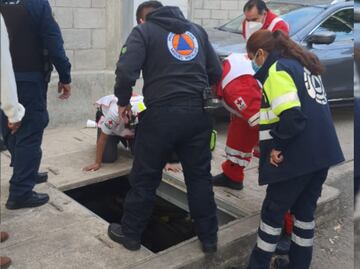 Video. Rescatan a mujer que cayó en coladera en alcaldía Miguel Hidalgo
