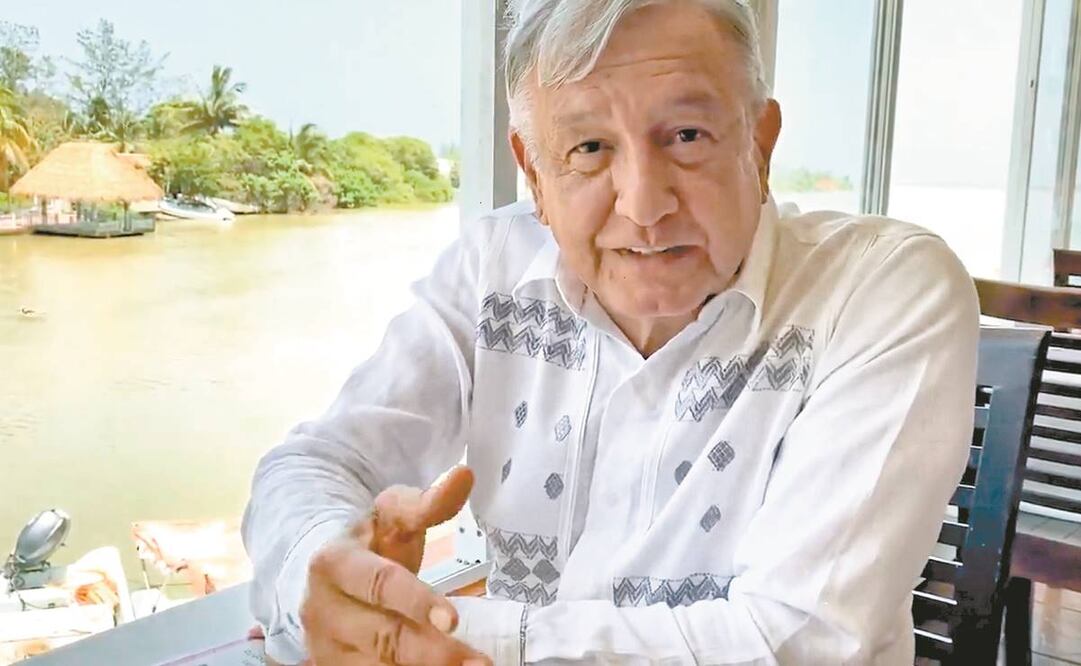 El presidente Andrés Manuel López Obrador dijo en un video difundido a sus redes sociales que pernoctaría en Ciudad Valles, San Luis Potosí, para supervisar hoy otro camino ubicado en la Huasteca Potosina. Foto: Tomada de video.