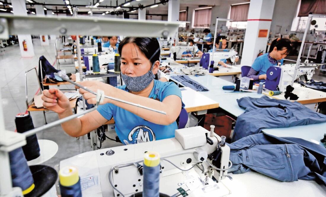 El secretario de Economía, Marcelo Ebrard, informó que se publicará un decreto por el cual se impondrán aranceles de 35% a confecciones agrupadas en 138 fracciones arancelarias y 15% a telas de 17 fracciones arancelarias. Foto: Archivo/El Universal