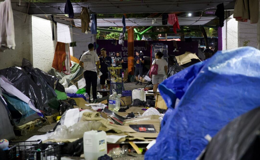 Elementos del INM y GN arribaron a la plaza Giordano Bruno, para desalojar el campamento migrante. Foto: Germán Espinosa / EL UNIVERSAL
