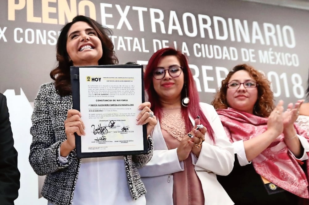 Alejandra Barrales Magdaleno rindió protesta ayer como candidata del PRD para la jefatura de Gobierno de la Ciudad de México (ARIEL OJEDA. EL UNIVERSAL)