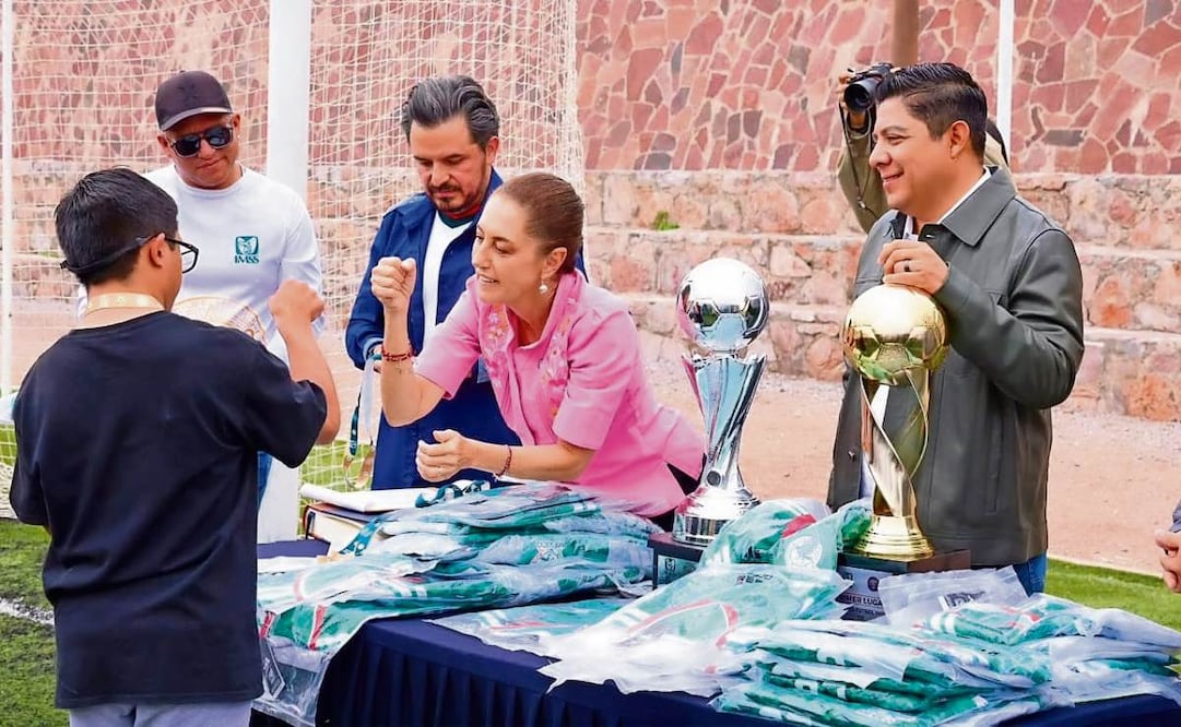 La Presidenta participó en la inauguración de una nueva cancha de futbol en Santa María del Río. Foto: Especial