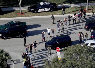 Presentador desea “un buen tiroteo escolar” en EU; cancelan su programa