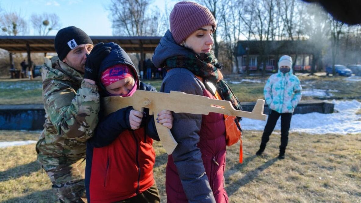 Pese a la distancia de la frontera con Rusia, en Leópolis se preparan para lo que pueda pasar.  Foto: Getty Images