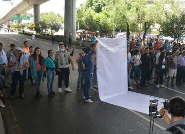 Votantes bloquean Periférico; acusan falta de boletas en casilla especial