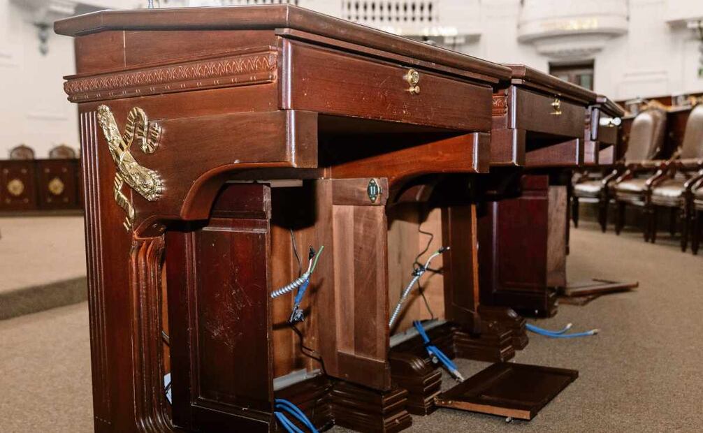 Para cambiar la alfombra se quitaron todas las 66 curules, por eso las
últimas sesiones fueron en línea, explicó la presidenta de la Mesa Directiva 3 de febrero. Foto: Hugo Salvador / EL UNIVERSAL