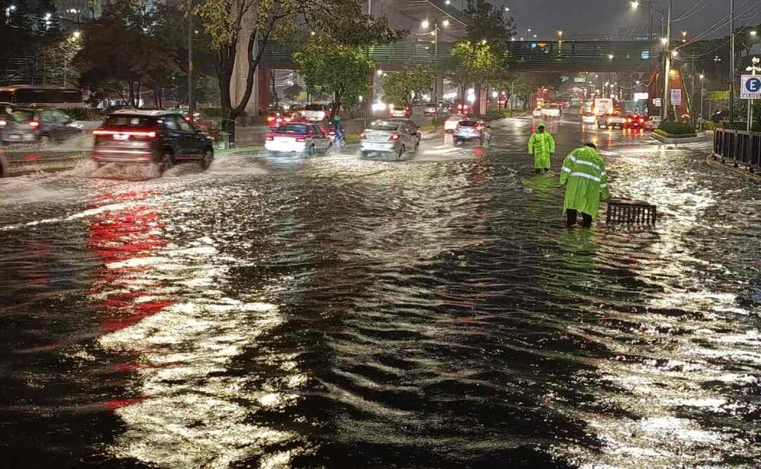 Policías de la Ciudad de México apoyan ante las anegaciones por las lluvias de esta noche y destapan coladeras. Foto: Especial.