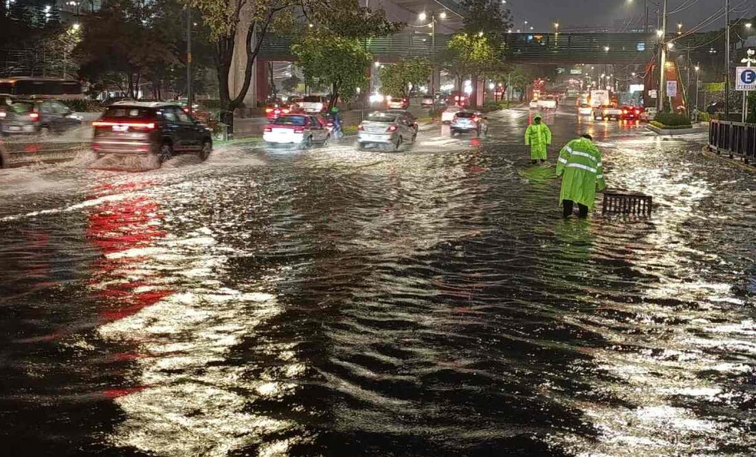 Policías de la Ciudad de México apoyan ante las anegaciones por las lluvias de esta noche y destapan coladeras. Foto: Especial.