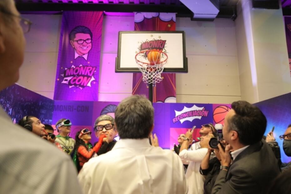 Entre botargas y peluches, Monreal se reúne con jóvenes en la "Monri-Con"