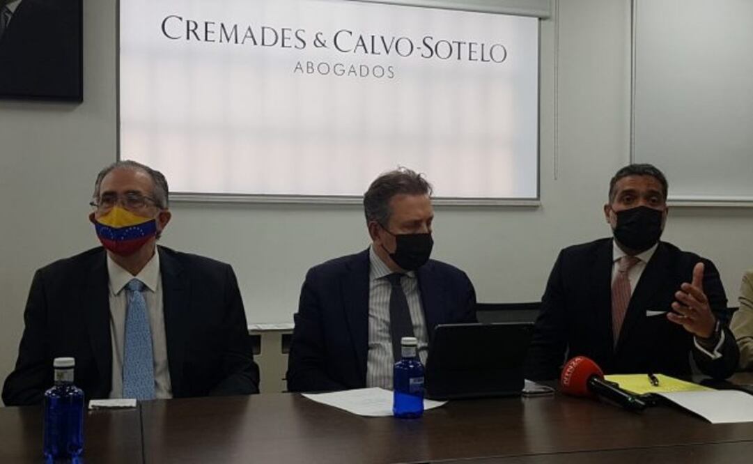 Miguel Henrique Otero, presidente editor de El Nacional, con los abogados del despacho Cremades & Calvo-Sotelo, Javier Cremades, presidente, y Juan Carlos Gutiérrez