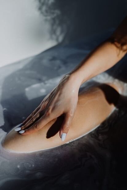 El truco de TikTok del que todos hablan, que promete hacer que el perfume dure más 