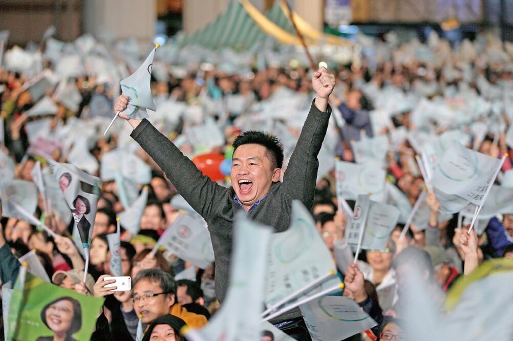 Simpatizantes del PDP festejan en Taipei tras el triunfo de Tsai Ing-wen y su partido en las elecciones de ayer (EFE)