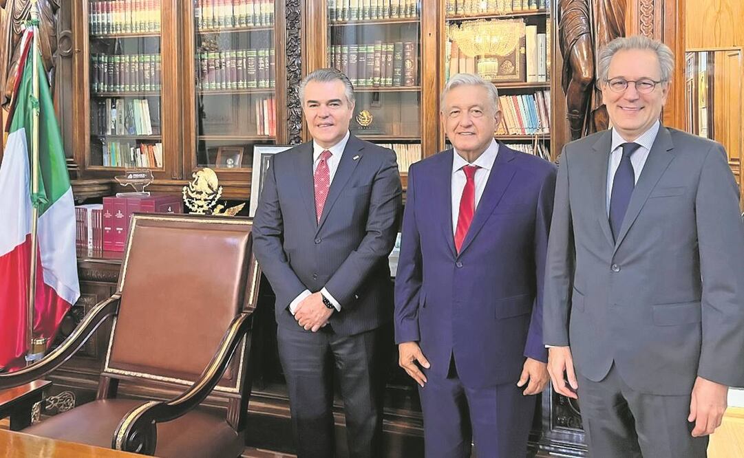 Francisco Cervantes, titular del CCE, Andrés Manuel López Obrador y Antonio del Valle, del CMN. Foto: Twiiter