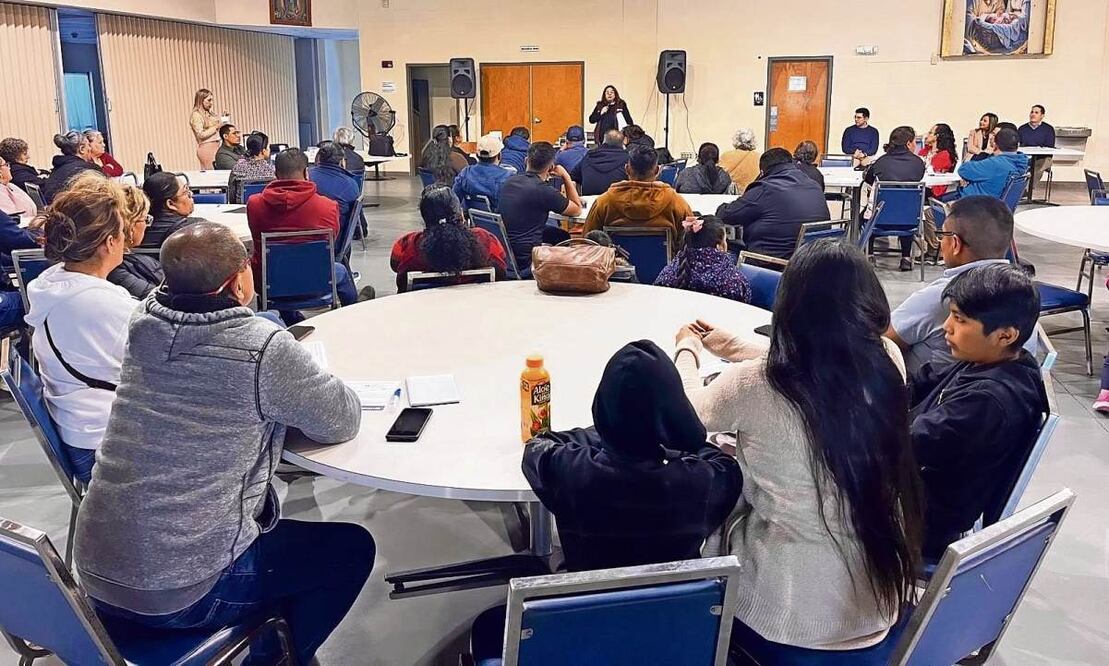 Paisanos en una plática sobre sus derechos,en caso de interactuar con autoridades estadounidenses. (23/01/2025) Foto: Especial