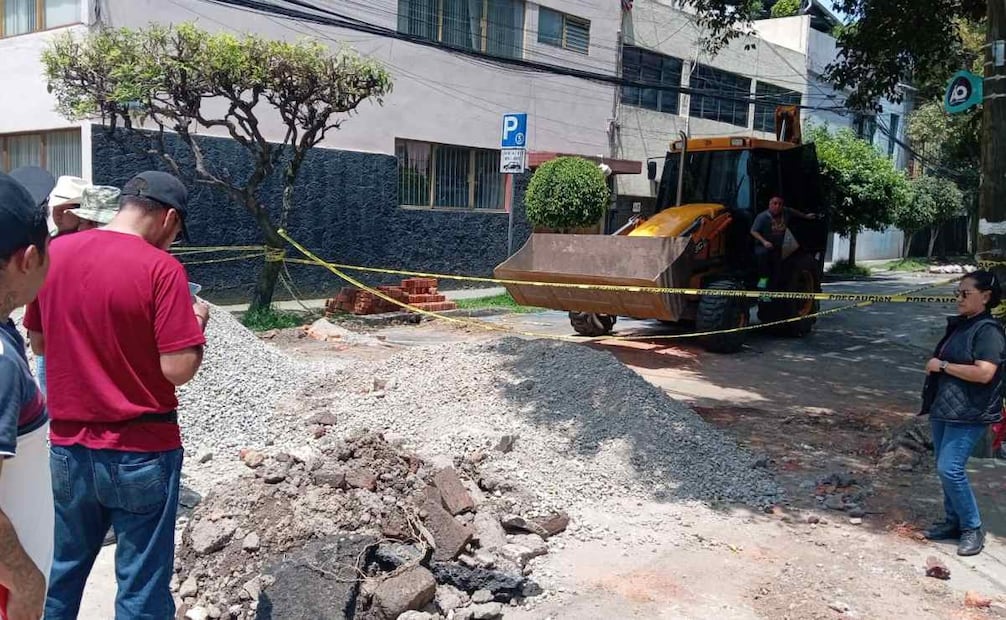 Socavón en Álvaro Obregón entra en etapa final de reparación; alcaldía prevé concluir trabajos este lunes.
Foto: Especial.