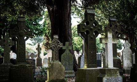 Experiencia ofrece enterrarte vivo para rescatar la fe en ti mismo