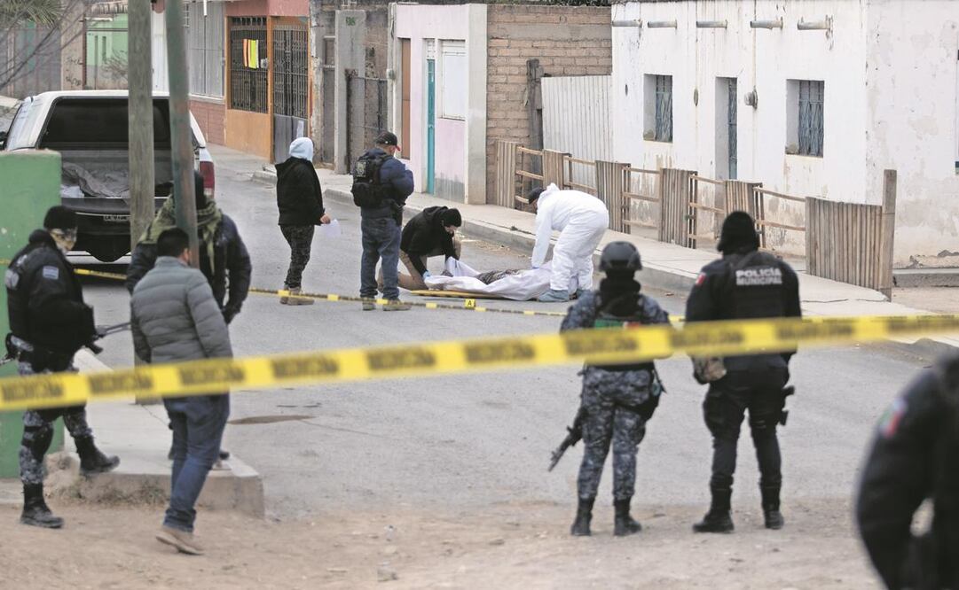 Peritos procesan ayer uno de los cuerpos en la calle. Foto: Generao Natera/ Cuartoscuro.