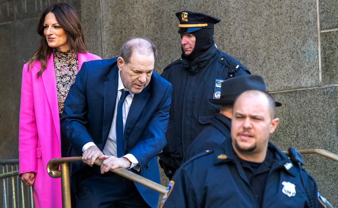 Harvey Weinstein, centro, sale de una corte en Manhattan con su abogada Donna Rotunno, izquierda durante la selección del jurado en su juicio por casos de abuso sexual el jueves 9 de enero de 2020 en Nueva York. Foto: AP/Mary Altaffer