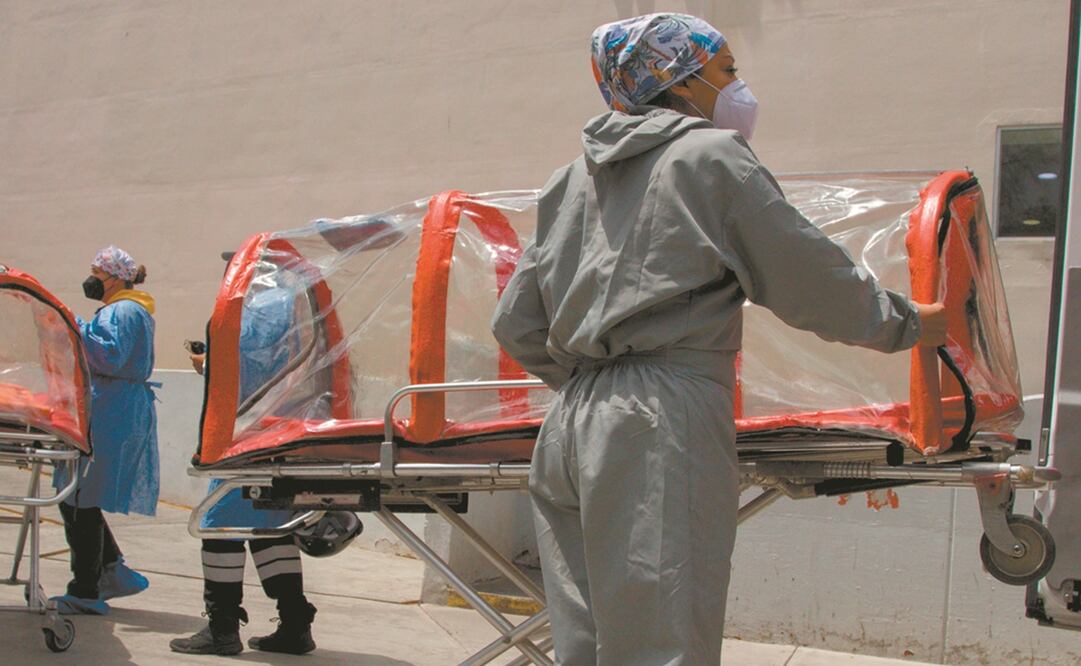 Trabajadores de la salud trasladaron a pacientes contagiados por la enfermedad del Covid-19 a un hospital de la Ciudad de México. Foto: Xinhua
