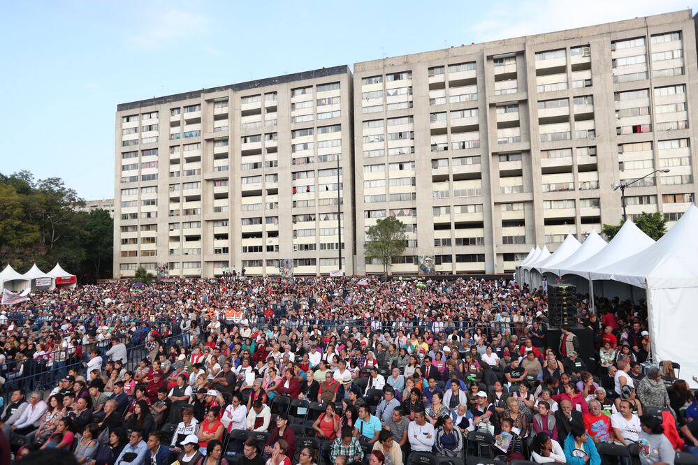 Entrega de becas a jóvenes en Tlatelolco, CDMX. Foto: archivo/EL UNIVERSAL