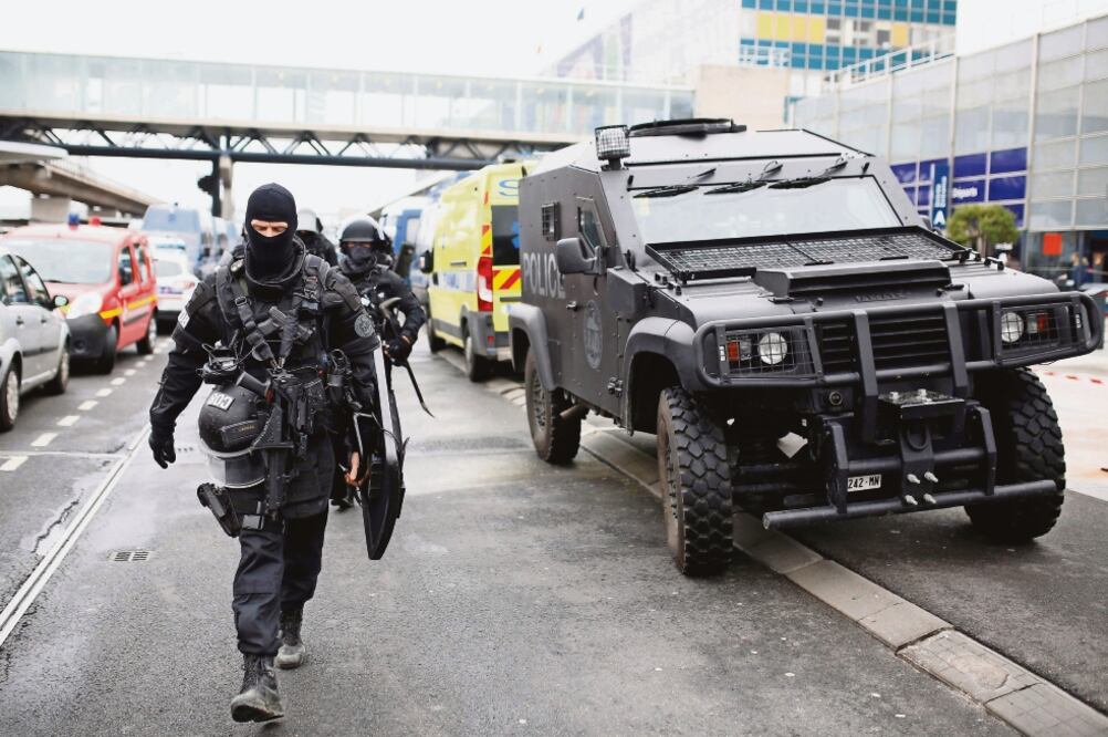 La policía aseguró el área del aeropuerto de París Orly, después del incidente que se registró ayer. (BENJAMIN CREMEL. AFP)