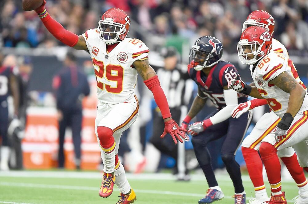 El safety Eric Berry celebra su intercepción a Brian Hoyer (LARRY W. SMITH. EFE)