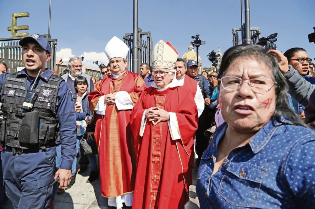 Se manifiestan por los 43 en la Basílica
