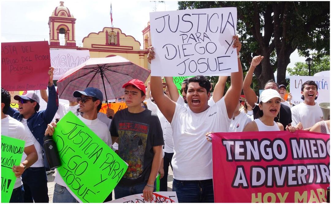 Familiares y amigos marcharon para exigir sanciones contra los elementos que consumaron el crimen contra el joven Diego que fue asesinado en alcoholímetro de Oaxaca. Foto: Edwin Hernández / EL UNIVERSAL